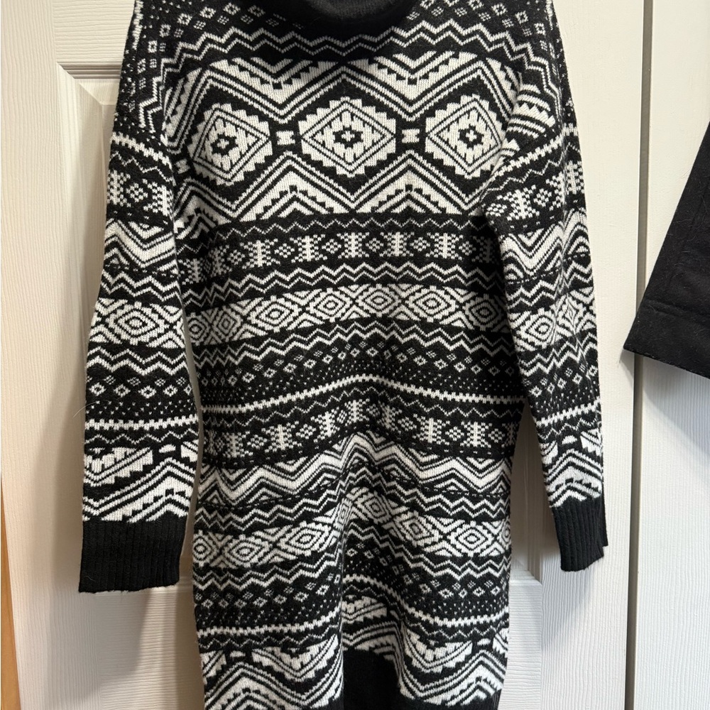 LOFT Black and White Geometric Women's Sweater dress. size small. Cute with boot